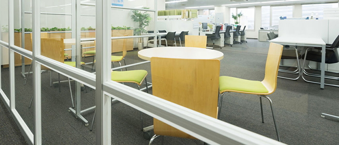 間仕切り工事、什器（机／椅子）の新設・移設。